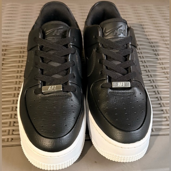 Women’s Nike Air Force 1 Sage Low Athletic Sneakers Shoes Black White US Size 8 - Picture 3 of 9